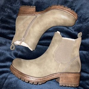 Brand New Crown Vintage Boots